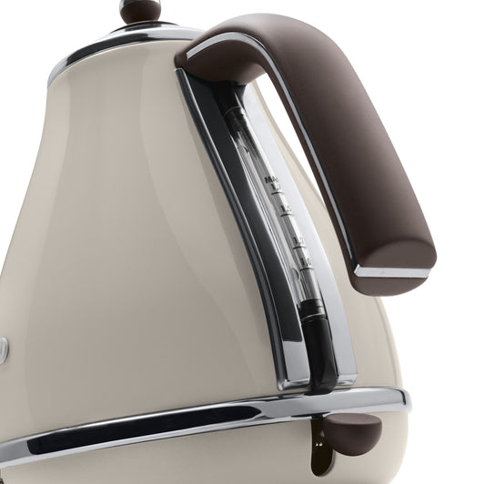 De'Longhi Vintage Icona KBOV3001BG Kettle - Pastel Cream and mahogany finish (color may vary slightly due to photographic effects), Creme